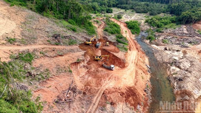 Các đơn vị thi công triển khai làm hồ chứa nước.