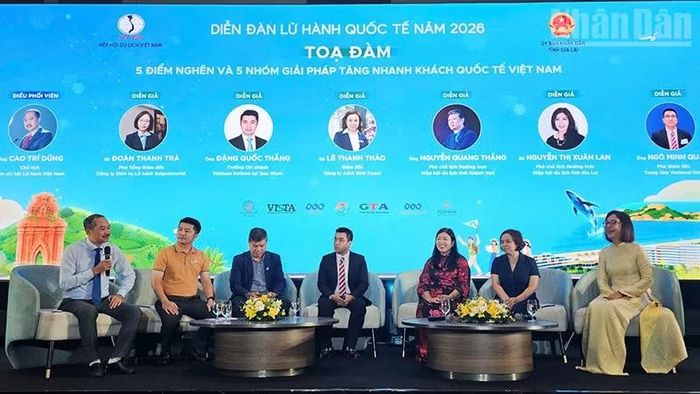 Các diễn giả tham gia tọa đàm.