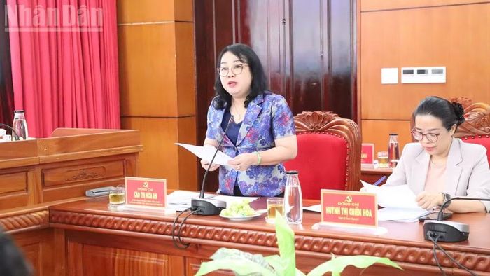 Phó Bí thư Thường trực Tỉnh ủy, Chủ tịch Hội đồng nhân dân tỉnh Đắk Lắk Cao Thị Hòa An báo cáo tại hội nghị. (Ảnh: Nguyễn Công Lý)