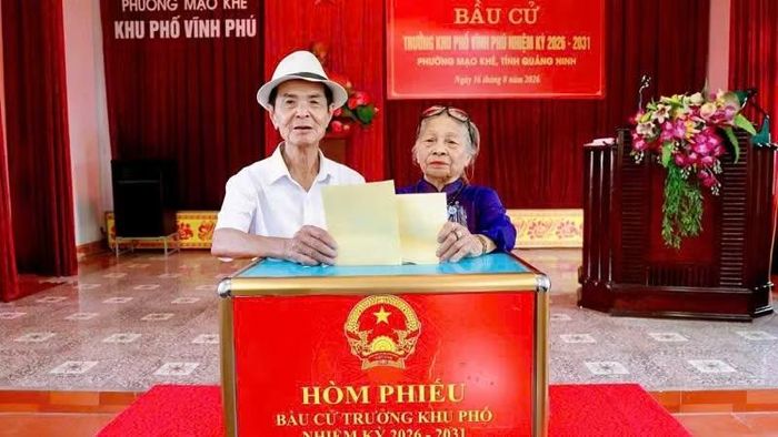 Cử tri cao tuổi phường Mạo Khê bỏ phiếu bầu Trưởng khu phố Vĩnh Phú, nhiệm kỳ 2026-2031. (Ảnh: Quang Thọ)