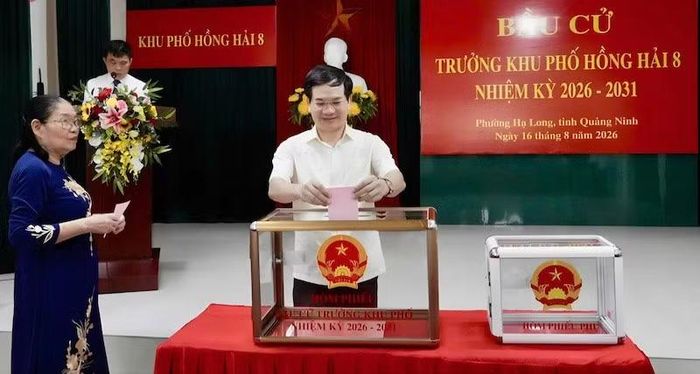 Đồng chí Vũ Quyết Tiến, Phó Bí thư Tỉnh ủy, Chủ tịch Ủy ban Mặt trận Tổ quốc tỉnh Quảng Ninh bỏ lá phiếu đầu tiên bầu Trưởng khu Hồng Hải 8. (Ảnh: QMG)