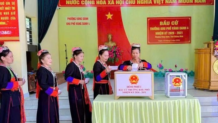 Cử tri bỏ phiếu bầu Trưởng khu phố Vàng Danh 4. (Ảnh: Quang Thọ)