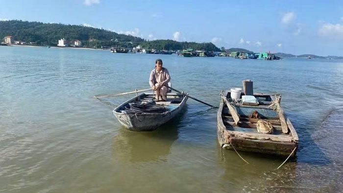 Chị Nguyễn Thị Loan chèo thuyền đến điểm bầu cử ở thôn Chiến Thắng, đặc khu Cô Tô. (Ảnh: Trung tâm cung ứng dịch vụ đặc khu Cô Tô)