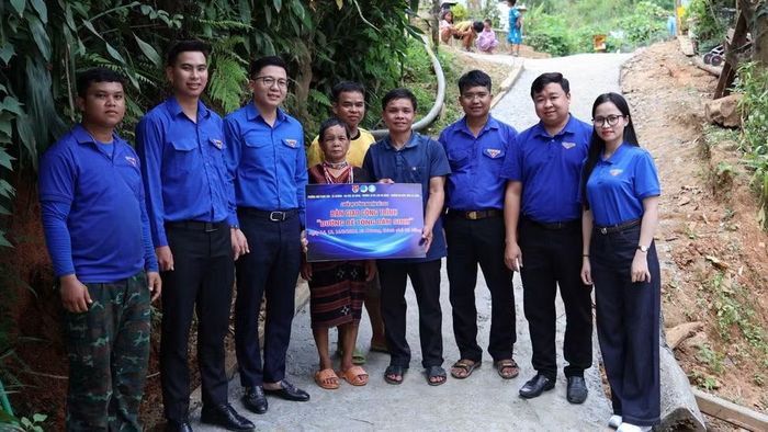 Tuổi trẻ Đà Nẵng bàn giao công trình đường bê-tông phục vụ nhu cầu sinh hoạt của cộng đồng tại xã Avương. (Ảnh: Thành đoàn Đà Nẵng cung cấp)