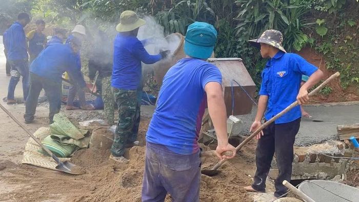 Đoàn viên thanh niên hỗ trợ xây dựng tuyến đường bê-tông tại xã biên giới Avương. (Ảnh: Thành đoàn Đà Nẵng cung cấp)