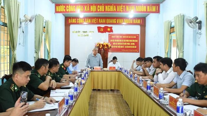 Đồng chí Nguyễn Đức Cung phát biểu tại buổi làm việc với cấp ủy, chính quyền xã Ea Bung. (Ảnh: Nguyễn Lân)