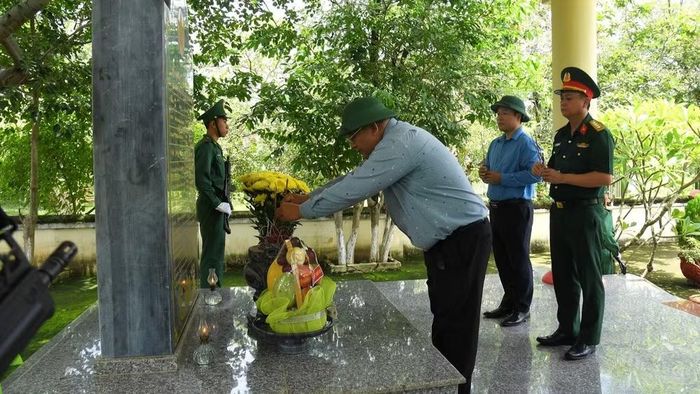 Đoàn công tác đến dâng hương tưởng niệm các anh hùng liệt sĩ hy sinh tại khu vực Đồn Biên phòng Cửa khẩu Đắk Ruê. (Ảnh: Nguyễn Lân)