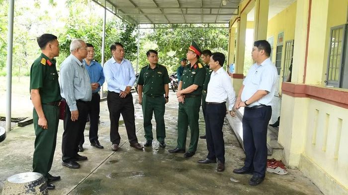 Đoàn công tác thăm và động viên cán bộ, chiến sĩ Chốt dân quân thường trực xã Ea Bung. (Ảnh: Nguyễn Lân)