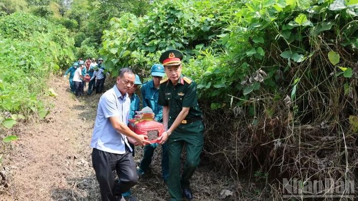 Lãnh đạo Bộ Chỉ huy quân sự tỉnh Lào Cai và lãnh đạo phường Cam Đường đưa hài cốt 2 liệt sĩ về nơi quy định.