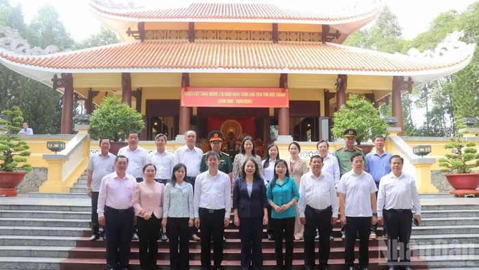 Các đại biểu chụp ảnh lưu niệm tại Khu lưu niệm Chủ tịch Tôn Đức Thắng. (Ảnh: Thanh Dũng)