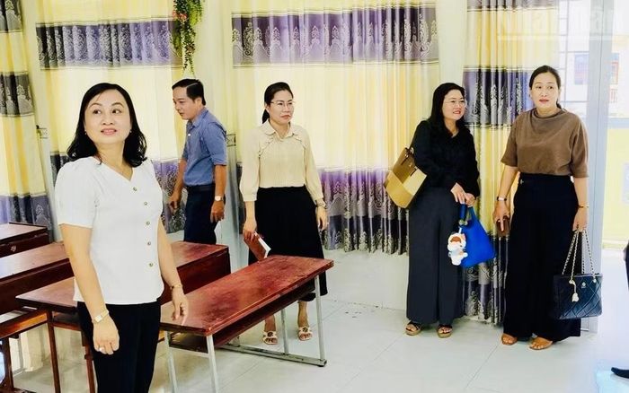 Lãnh đạo xã Hòa Bình kiểm tra, chỉ đạo cụ thể, quyết liệt công tác chuẩn bị cơ sở vật chất cho năm học mới. (Ảnh: NAM HÀ)