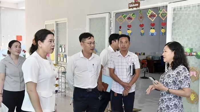 Đồng chí Tô Việt Thu, Thường vụ Tỉnh ủy, Bí thư Đảng ủy và các đồng chí lãnh đạo phường Bạc Liêu kiểm tra, chỉ đạo công tác chuẩn bị năm học mới tại các trường học. (Ảnh: Lãnh đạo phường cung cấp)