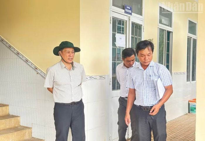 Đồng chí Trần Hoàng Khải (bìa trái), Chủ tịch Ủy ban nhân dân xã Vĩnh Hậu, xã vùng ven biển Cà Mau, kiểm tra, chỉ đạo việc xây dựng, sửa chữa, nâng cấp các trường học nhằm chuẩn bị thật tốt cho năm học mới. (Ảnh: TRỌNG DUY)