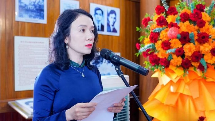 Bà Trần Thị Mỹ Hạnh, Giám đốc Sở Văn hóa, Thể thao và Du lịch tỉnh Nghệ An ôn lại thân thế, cuộc đời và sự nghiệp cách mạng của đồng chí Nguyễn Thị Minh Khai. (Ảnh: BP)