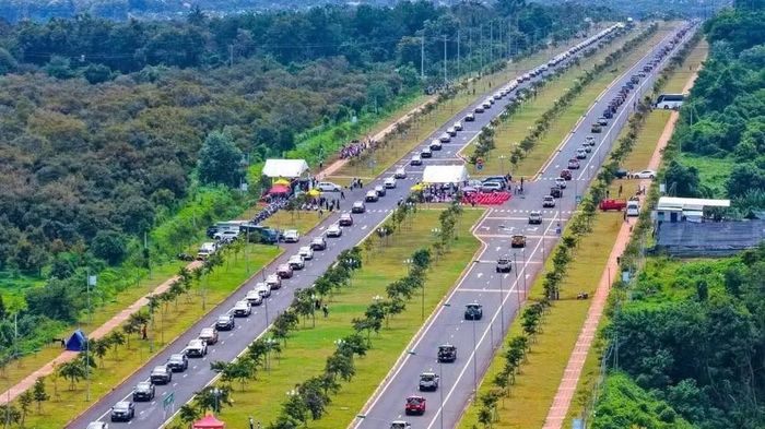 Đoàn xe bán tải chở sầu riêng dài nhất thế giới trên đường Võ Nguyên Giáp, phường Tân Lập, tỉnh Đắk Lắk. (Ảnh: CTV)