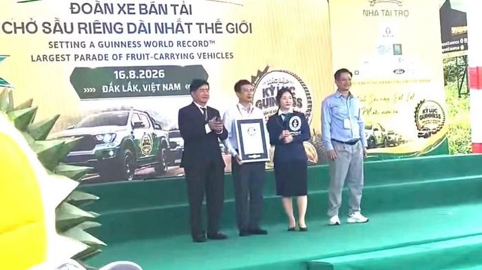 Phó Chủ tịch Ủy ban nhân dân tỉnh Đắk Lắk Nguyễn Thiên Văn (người đứng ngoài cùng bên trái) và Chủ tịch Hiệp hội Sầu riêng tỉnh Đắk Lắk Lê Anh Trung (người đứng ngoài cùng bên phải) cùng chúc mừng Ban tổ chức chương trình. (Ảnh: Nguyễn Công Lý)