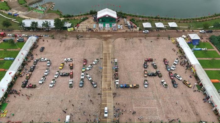 Trước khi khởi hành, các xe bán tải chở sầu riêng xếp hình chữ Đắk Lắk tại Quảng trường Tân An, xã Krông Pắc. Ảnh: (CTV)