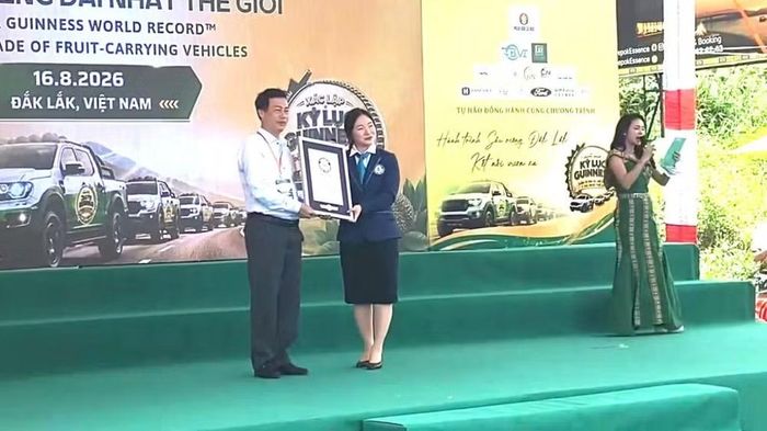 Bà Sohn Minyoung, Giám khảo chính thức của Guinness World Records, đại diện Tổ chức Kỷ lục thế giới Guinness công bố và trao chứng nhận Guinness “Đoàn xe bán tải chở sầu riêng dài nhất thế giới” cho Ban tổ chức chương trình. (Ảnh: Nguyễn Công Lý)