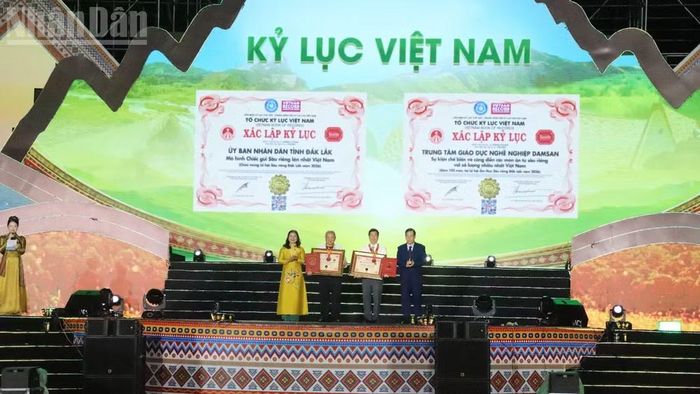 Tại lễ khai mạc Lễ hội Sầu riêng Đắk Lắk năm 2026 vào tối 15/8, Tổ chức Kỷ lục Việt Nam - VietKings đã trao Bằng chứng nhận 2 Kỷ lục Việt Nam được xác lập tại Lễ hội là “Mô hình chiếc gùi sầu riêng lớn nhất Việt Nam” và “Sự kiện chế biến và công diễn các món ăn từ sầu riêng với số lượng nhiều nhất Việt Nam”. (Ảnh: Nguyễn Công Lý)