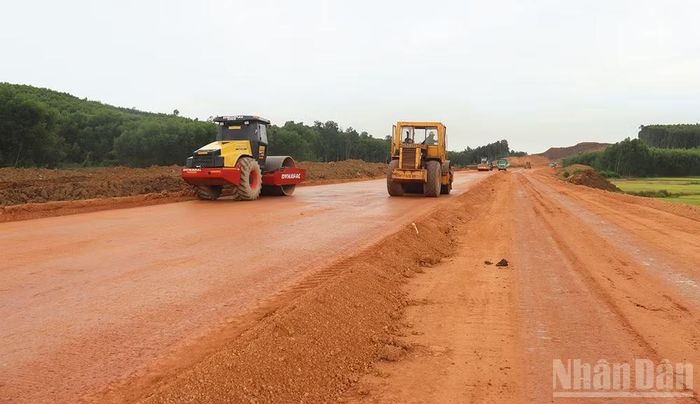 Tình trạng thiếu đất san lấp ở một số dự án lớn, trọng điểm ảnh hưởng đến tiến độ và giải ngân vốn đầu tư công.