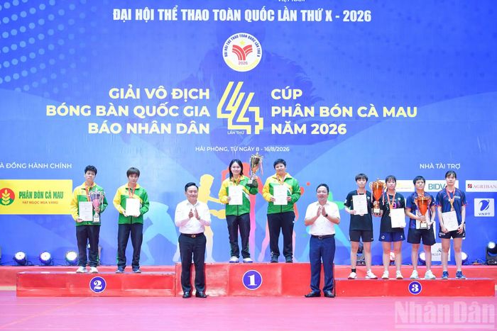 Đại diện Ban tổ chức trao huy chương và cúp cho các đội đoạt giải tại nội dung đôi nữ.