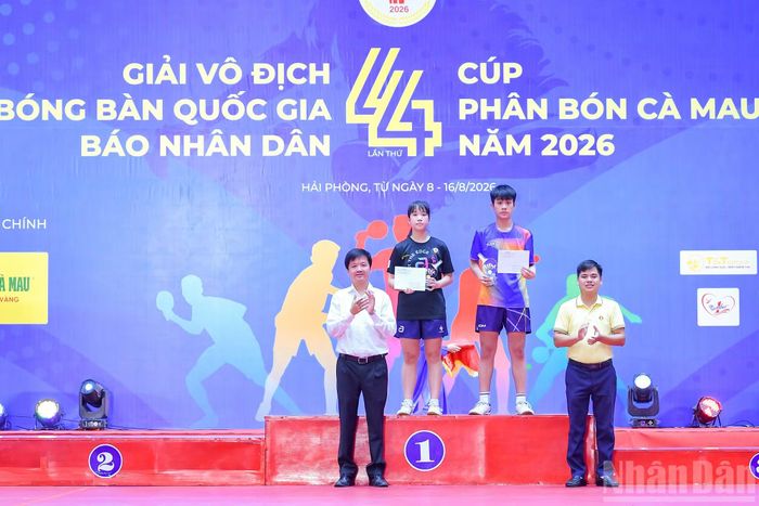 Đại diện Ban tổ chức trao danh hiệu vận động viên trẻ triển vọng.