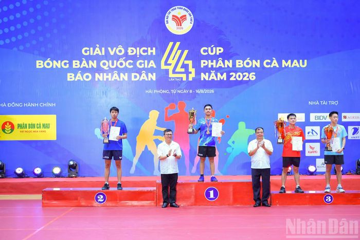 Đại diện Ban tổ chức trao huy chương và cúp cho các đội đoạt giải tại nội dung đơn nam.