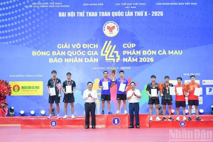 Đại diện Ban tổ chức trao huy chương và cúp cho các đội đoạt giải tại nội dung đôi nam.