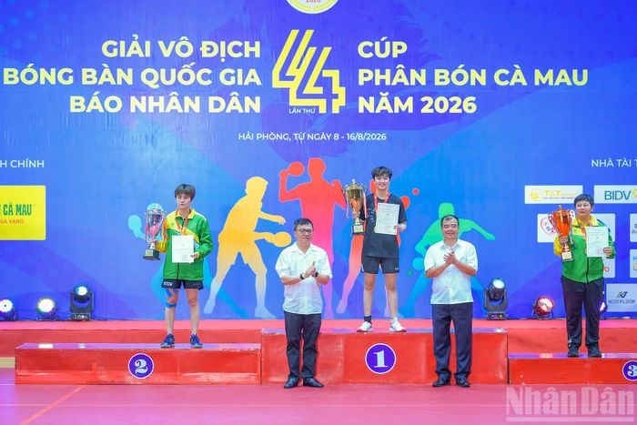 Đại diện Ban tổ chức trao huy chương và cúp cho các đội đoạt giải tại nội dung đơn nữ.