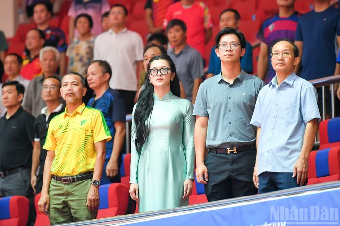 Các đại biểu thực hiện nghi thức chào cờ.