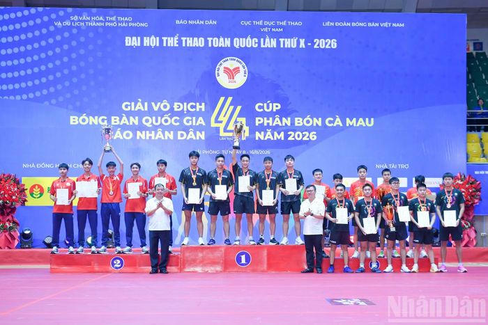 Đại diện Ban tổ chức trao huy chương và cúp cho các đội đoạt giải tại nội dung đồng đội nam.