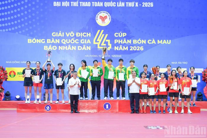 Đại diện Ban tổ chức trao huy chương và cúp cho các đội đoạt giải tại nội dung đồng đội nữ.