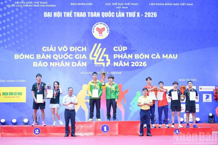 Đại diện Ban tổ chức trao huy chương và cúp cho các đội đoạt giải tại nội dung đôi nam nữ.