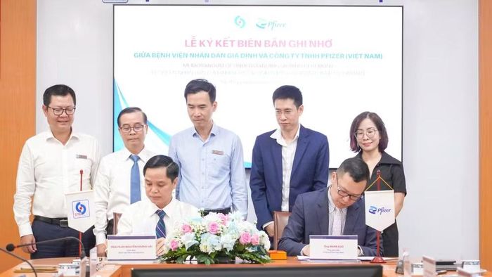  Bệnh viện Nhân dân Gia Định ký biên bản ghi nhớ với Pfizer Việt Nam. (Ảnh: Nguyễn Lê) 