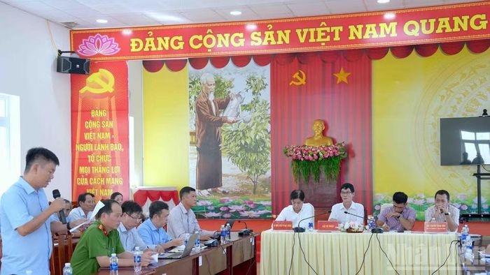Cơ quan chức năng tỉnh Cà Mau chủ trì buổi họp tiếp xúc với người dân và các hợp tác xã trên địa bàn xã Trí Phải nhằm giải quyết công nợ đang bị "ngâm" từ phía Công ty Toàn Cầu. (Ảnh: HỮU TÙNG)
