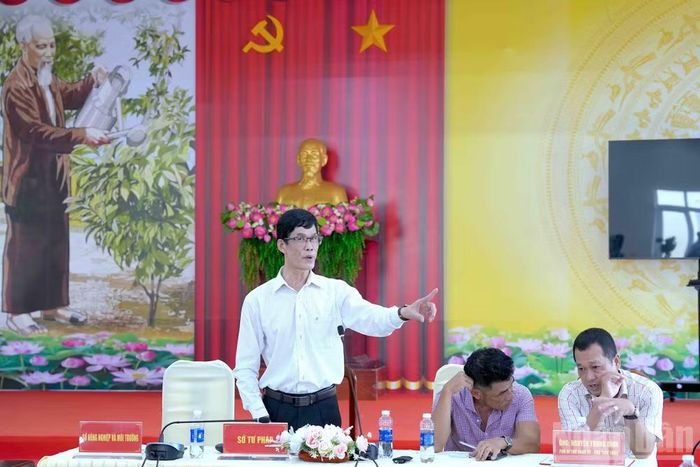Tiến sĩ Phạm Quốc Sử, Phó Giám đốc Sở Tư pháp tỉnh Cà Mau phát biểu tại cuộc họp tiếp xúc với người dân và các hợp tác xã trên địa bàn xã Trí Phải về tình hình công nợ của Công ty Toàn Cầu. (Ảnh: HỮU TÙNG)