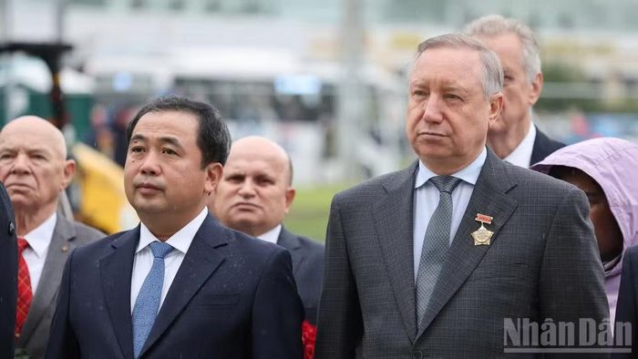 Bí thư Thành ủy Hà Nội Trần Đức Thắng và Thống đốc thành phố Saint Petersburg Alexander Beglov tại lễ dâng hoa tại tượng đài Chủ tịch Hồ Chí Minh.