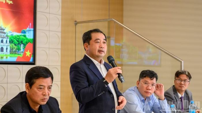 Bí thư Thành ủy Hà Nội Trần Đức Thắng làm việc với lãnh đạo Hội người Việt Nam tại Saint Petersburg.