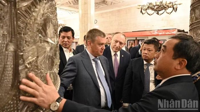Đoàn tìm hiểu về hệ thống tàu điện ngầm Saint Petersburg.