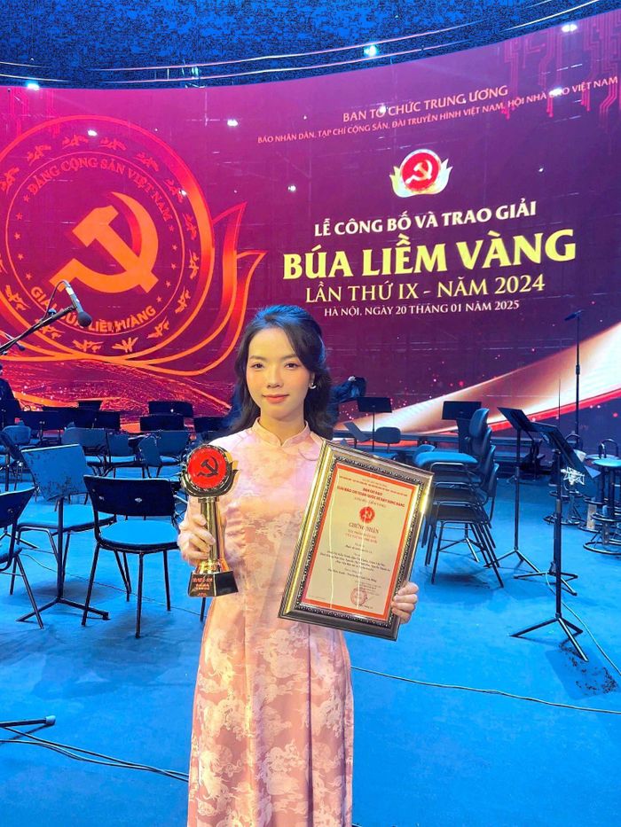  Kiều Trinh nhận Giải Búa liềm vàng lần thứ IX, năm 2024. Ảnh do nhân vật cung cấp  