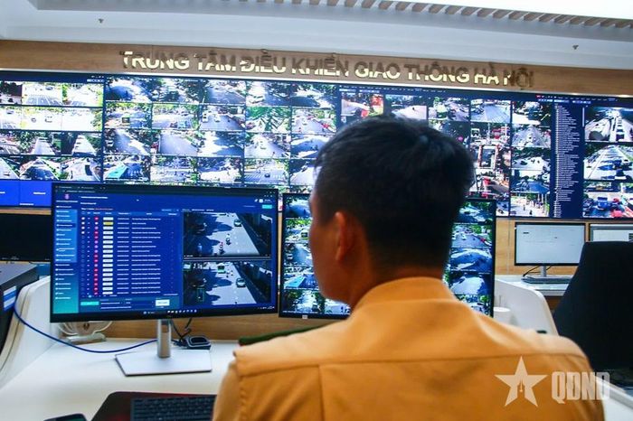 Lực lượng chức năng giám sát giao thông qua hệ thống camera.
