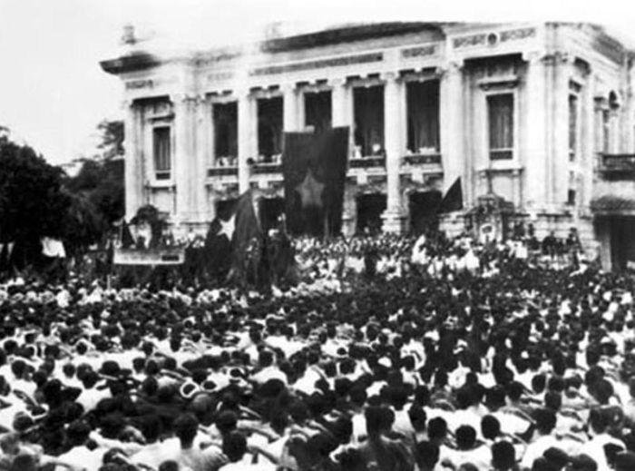 Nhân dân Hà Nội tham gia mít tinh ủng hộ Mặt trận Việt Minh tại Nhà hát Lớn, ngày 17-8-1945. Ảnh tư liệu
