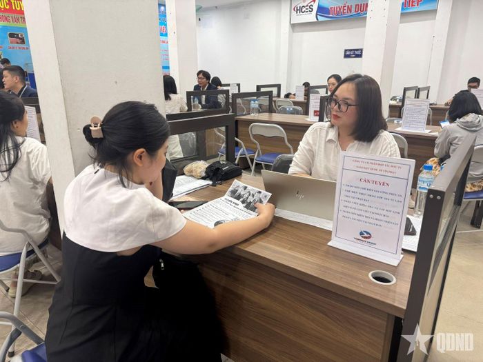 Người lao động tìm kiếm cơ hội việc làm tại một phiên giao dịch việc làm. Ảnh: THU HƯƠNG