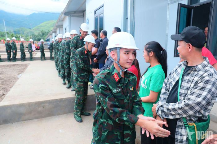 Các học viên bịn rịn chia tay người dân sau khi hoàn thành nhiệm vụ. Ảnh: HẢI LONG 