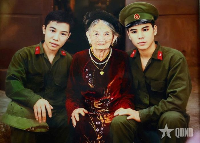 Bà mẹ Việt Nam anh hùng Hồ Thị Tứ và hai người con liệt sĩ. Ảnh phục dựng của nhóm TeamLee.