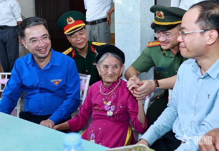 Đoàn đại biểu của Trung ương Đoàn TNCS Hồ Chí Minh đến thăm hỏi, động viên Bà mẹ Việt Nam anh hùng Hồ Thị Tứ nhân dịp 79 năm Ngày Thương binh - Liệt sĩ (27-7-2026).