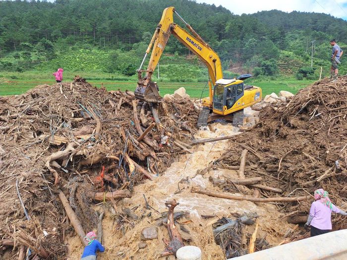 Thời tiết cực đoan tác động lớn đến cơ sở hạ tầng, đời sống người dân.