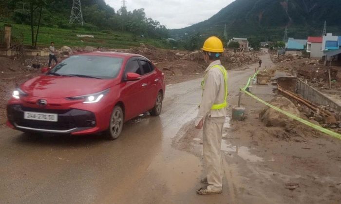 Quốc lộ 32 thông xe tạm sau khi khắc phục sạt lở.