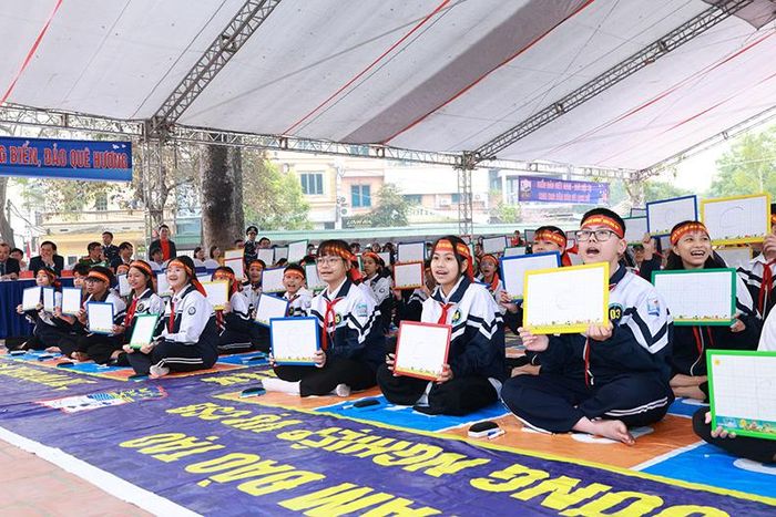 Các em học sinh tại Cuộc thi "Em yêu biển, đảo quê hương".