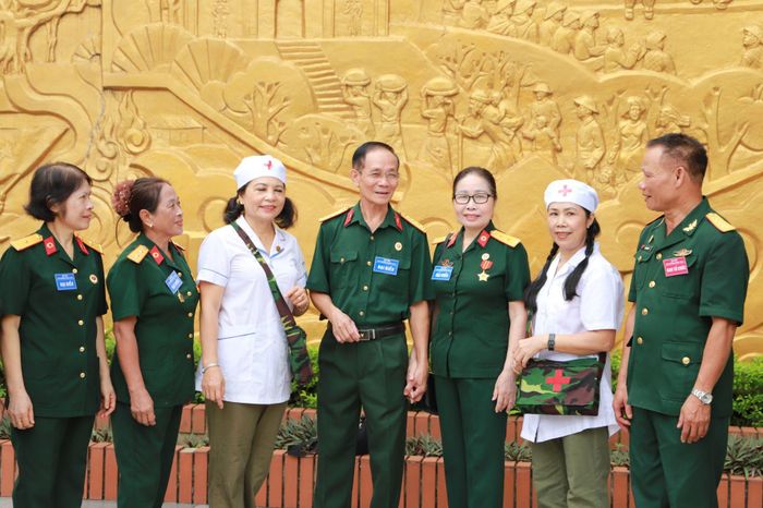 Các cựu chiến binh phấn khởi gặp nhau trong ngày hội ngộ. Ảnh: HỒNG SÁNG